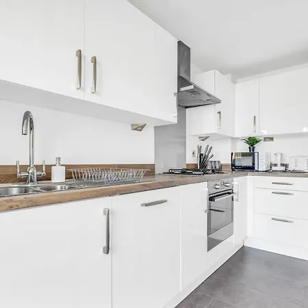 Centre 3 Bedroom House - Family & Business - Demha Nights